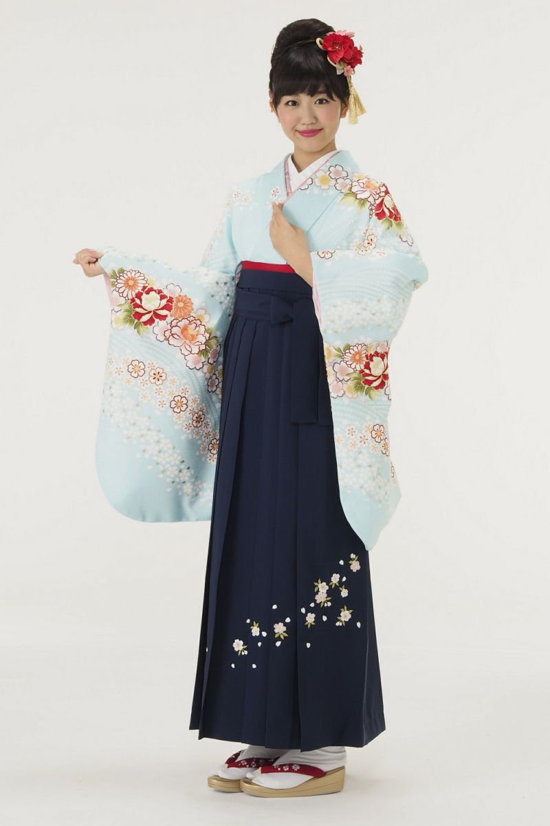 水色に花柄の二尺袖、白い桜の刺繍入り紺色袴5点セット | キモノモード